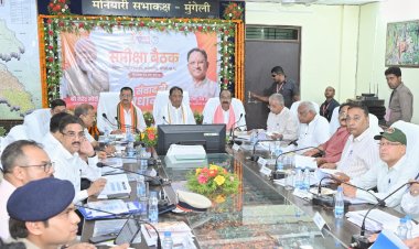  *मुख्यमंत्री के कड़े तेवर ! लापरवाह अधिकारियों पर गिरी गाज मुख्यमंत्री विष्णुदेव साय ने समीक्षा बैठक में मुंगेली और जीपीएम जिले में अधिकारियों पर कार्रवाई के दिए निर्देश दिए*