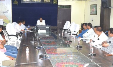 *हथेकरा एवं नवाडीह संग्रहण केन्द्र से धान का शीघ्र उठाव करने कलेक्टर ने दिए निर्देश*  *कलेक्टर ने ली विभागीय अधिकारियों और राईस मिलर्स की बैठक