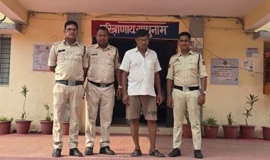 सार्वजनिक स्थान पर सट्टा-पट्टी लिखते हुये  एक आरोपी को पुलिस ने किया  गिरफ्तार