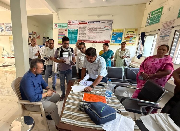 *कलेक्टर ने जिले के स्वास्थ्य केंद्रों का किया औचक निरीक्षण* स्वास्थ्यकर्मियों की अनुपस्थिति एवं अव्यवस्थाओं पर जताई नाराजगी, संबधित अधिकारियो को नोटिस जारी