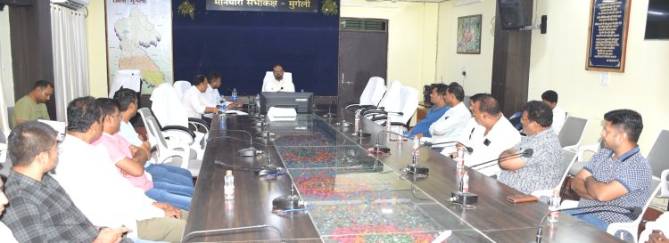 *हथेकरा एवं नवाडीह संग्रहण केन्द्र से धान का शीघ्र उठाव करने कलेक्टर ने दिए निर्देश* *कलेक्टर ने ली विभागीय अधिकारियों और राईस मिलर्स की बैठक