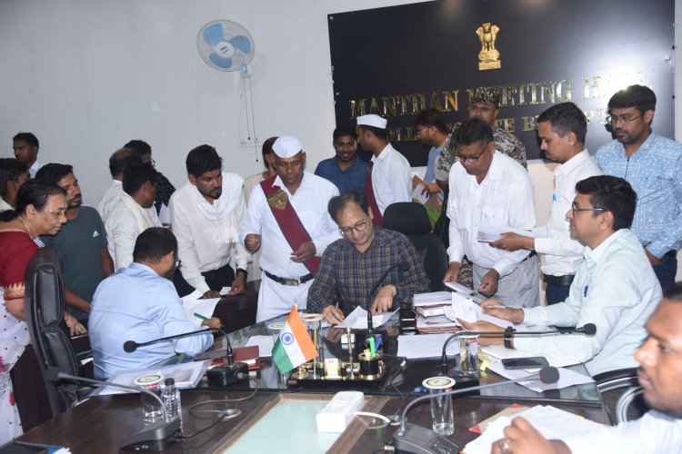 *कलेक्टर ने जनदर्शन में सुनी लोगों की समस्याएं, पानी, बिजली,अवैध निर्माण जैसी शिकायतों को लेकर!100 से अधिक लोगों ने आज किए आवेदन*