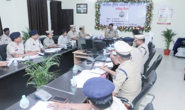 आईजी बिलासपुर  द्वारा जिला पुलिस मुंगेली के कार्यो का किया गया समीक्षा ,नारकोटिक्स प्रकरणों में इण्ड-टू-इण्ड कार्यवाही करने हेतु दिये निर्देश