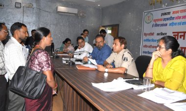 *कलेक्टर ने जनदर्शन में सुनी आमजनों की समस्याएं, 93 आवेदन मिले*  *सौर ऊर्जा, शौचालय के आवेदनों पर पात्रतानुसार तत्काल स्वीकृति के दिए निर्देश