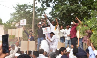 शिक्षा न्याय यात्रा आंदोलन में शामिल कांग्रेसियों ने किया बीईओ आफिस का घेराव ,  बेरिकेट्स रही बेअसर