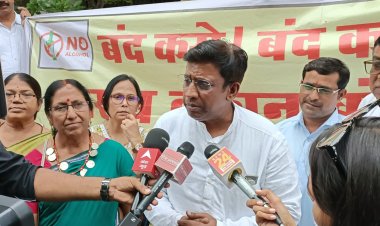 पंकज शर्मा के नेतृत्व में आंदोलनकारियों ने कलेक्टर को ज्ञापन सौंपा।