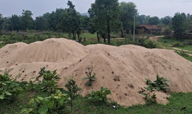 *अवैध रूप से भण्डारित लगभग 300 ट्रिप ट्रेक्टर ट्राली रेत जब्त*