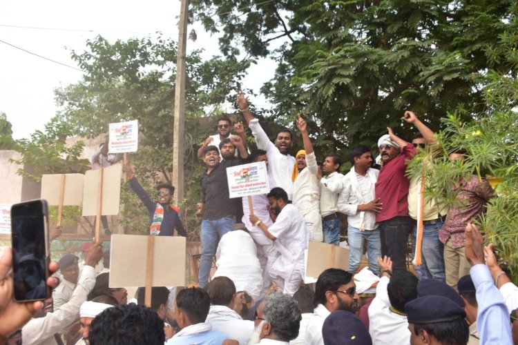 शिक्षा न्याय यात्रा आंदोलन में शामिल कांग्रेसियों ने किया बीईओ आफिस का घेराव , बेरिकेट्स रही बेअसर