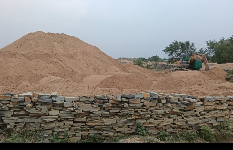 महासमुंद - कलेक्टर लंगेह के निर्देश पर रेत के अवैध भंडारण पर ग्राम बरबसपुर में बड़ी कार्रवाई