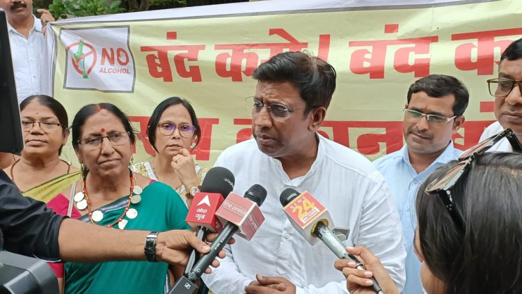 पंकज शर्मा के नेतृत्व में आंदोलनकारियों ने कलेक्टर को ज्ञापन सौंपा।