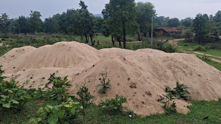 *अवैध रूप से भण्डारित लगभग 300 ट्रिप ट्रेक्टर ट्राली रेत जब्त*