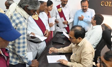 *कलेक्टर ने जनदर्शन में सुनी लोगों की समस्याएं,अधिकारियों को समस्याओं का संवेदनशीलता से निराकरण करने दिए निर्देश*