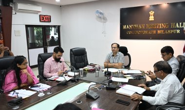 *साप्ताहिक बैठक में की खाद - बीज वितरण की समीक्षा, कलेक्टर ने कहा दलदल के कारण बड़ी वाहन नहीं जा सकती तो छोटी गाड़ी में भेजें खाद*आयुष्मान कार्ड में बिलासपुर राज्य में निचले पायदान पर,स्थिति सुधारने कड़े निर्देश*