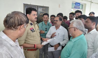 *पत्रकारों पर पुलीसिया कार्रवाई से भड़के पत्रकार संघ, प्रेस क्लब अध्यक्ष की अगुवाई में एसपी को सौपा ज्ञापन! एसपी ने कहा, पत्रकार घबराएं नहीं,  पूरी जांच और तथ्य के बिना नहीं होगी गिरफ्तारी*