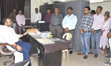 *कलेक्टर पहुंचे औचक निरिक्षण पर जिला कार्यलय,20 से अधिक अधिकारी-कर्मचारी मिले गैरहाजिर :  जताई गहरी नाराजगी, नोटिस जारी करने तथा वेतन कटौती के दिए निर्देश*