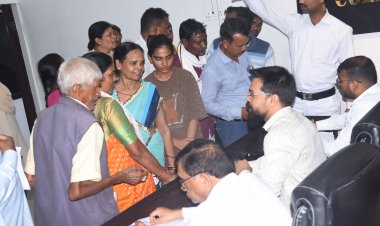 *जन दर्शन : गरीब दिव्यांग दंपति को नहीं मिला प्रधानमंत्री आवास, रोजगार सहायक के द्वारा पैसों की मांग,जिला पंचायत सीईओ को जांच के निर्देश* जन दर्शन में सुनी गई आम लोगों की समस्या