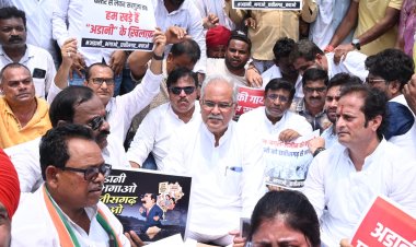 पंकज शर्मा के नेतृत्व में कांग्रेसजनों ने मैग्नेटो माल के पास आर्थिक नाकेबंदी की