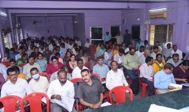 *कलेक्टर पहुंचे मस्तूरी आरएईओ,पटवारी और सहकारी समिति के प्रबंधकों की ली संयुक्त बैठक,किसान पंजीयन, फसल बीमा और जल संरक्षण की विस्तार से समीक्षा*