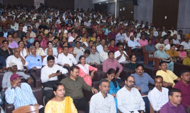 *कलेक्टर ने ली प्राचार्याें की बैठक कहा बच्चों के समग्र विकास के लिए बनाएं कार्ययोजना : शिक्षा की गुणवत्ता सुधारने पर दिया जोर*