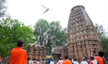 *भोरमदेव में कांवड़ियों पर हेलीकॉप्टर से पुष्प वर्षा, सीएम, डिप्टी सीएम हुए शामिल*