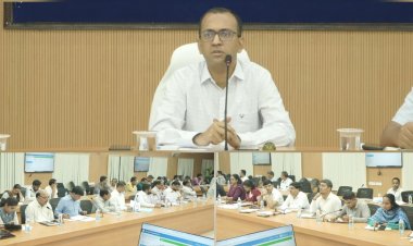 *कलेक्टर ने कहा स्थानान्तरण के बाद जॉइनिंग नहीं करने वाले कर्मचारियों के विरुद्ध कार्यवाही करें ,सभी विभागों को ई-ऑफिस के माध्यम से फ़ाइल आगे बढ़ाने के निर्देश*