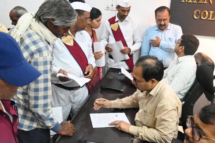 *कलेक्टर ने जनदर्शन में सुनी लोगों की समस्याएं,अधिकारियों को समस्याओं का संवेदनशीलता से निराकरण करने दिए निर्देश*