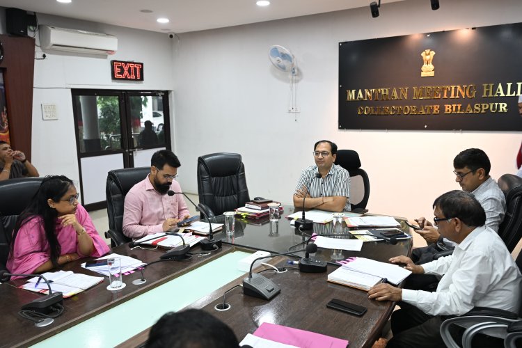*साप्ताहिक बैठक में की खाद - बीज वितरण की समीक्षा, कलेक्टर ने कहा दलदल के कारण बड़ी वाहन नहीं जा सकती तो छोटी गाड़ी में भेजें खाद*आयुष्मान कार्ड में बिलासपुर राज्य में निचले पायदान पर,स्थिति सुधारने कड़े निर्देश*