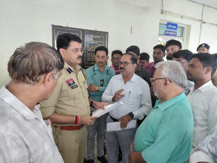 *पत्रकारों पर पुलीसिया कार्रवाई से भड़के पत्रकार संघ, प्रेस क्लब अध्यक्ष की अगुवाई में एसपी को सौपा ज्ञापन! एसपी ने कहा, पत्रकार घबराएं नहीं,  पूरी जांच और तथ्य के बिना नहीं होगी गिरफ्तारी*