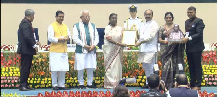 *स्वच्छ सर्वेक्षण 2024 : हमर बिलासपुर पूरे देश में दूसरा सबसे स्वच्छ शहर,स्वच्छ सर्वेक्षण 2024 का परिणाम जारी,3 लाख से 10 लाख तक की जनसंख्या में बिलासपुर का पूरे देश में 2 रैंक,नई दिल्ली में बिलासपुर को मिला प्रेसिडेंसियल अवार्ड,राष्ट्रपति के हाथों उप मुख्यमंत्री,महापौर और निगम कमिश्नर ने ग्रहण किया पुरस्कार,देश के 4589 शहर सर्वेक्षण में थे शामिल, टाॅप 3 में हमर बिलासपुर*