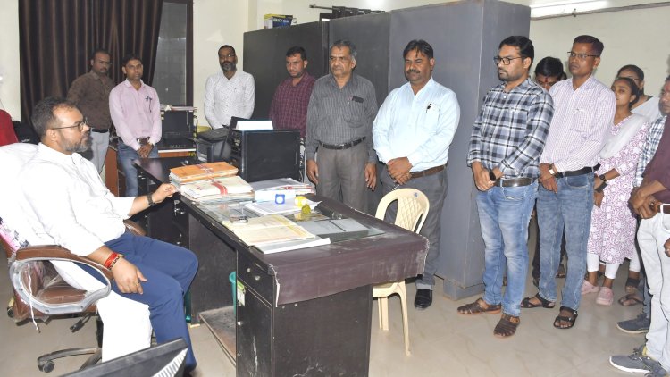 *कलेक्टर पहुंचे औचक निरिक्षण पर जिला कार्यलय,20 से अधिक अधिकारी-कर्मचारी मिले गैरहाजिर :  जताई गहरी नाराजगी, नोटिस जारी करने तथा वेतन कटौती के दिए निर्देश*