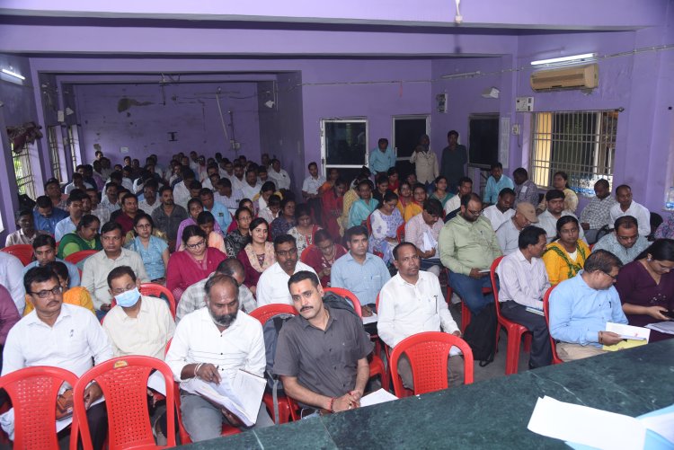 *कलेक्टर पहुंचे मस्तूरी आरएईओ,पटवारी और सहकारी समिति के प्रबंधकों की ली संयुक्त बैठक,किसान पंजीयन, फसल बीमा और जल संरक्षण की विस्तार से समीक्षा*