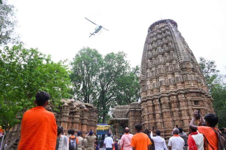*भोरमदेव में कांवड़ियों पर हेलीकॉप्टर से पुष्प वर्षा, सीएम, डिप्टी सीएम हुए शामिल*