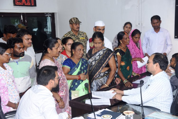 *कलेक्टर ने जनदर्शन में सुनी लोगों की समस्याएं, शासकीय भूमी पर अवैध कब्जा हटाने सरपंच और ग्रामीणों ने की शिकायत*