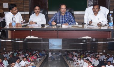 *कलेक्टर ने तखतपुर के फिल्ड स्तर के अधिकारियों की ली बैठक,खेती-किसानी, खाद, एग्रीस्टेक पंजीयन, बीमा की समीक्षा : फसल बीमा कराने की तिथि 14 अगस्त तक बढ़ाई गई*