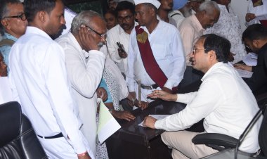 *जन दर्शन: कलेक्टर ने जनदर्शन में सुनी लोगों की समस्याएं, ग्रामीणों ने की उप सरपंच की शिकायत कर बताया शासकीय भूमि पर अवैध कब्जा कर बना रहा दीवार*