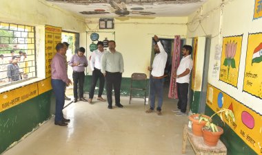 *शासकीय प्राथमिक शाला का प्लास्टर गिरा : मौके पर पहुंचे कलेक्टर* ,घटनाक्रम की ली जानकारी, बच्चों के बेहतर प्राथमिक उपचार के दिए  निर्देश, *जर्जर भवन में कक्षा संचालन शासन के निर्देशों का उल्लंघन,बी.ई.ओ. बी.आर.सी.प्रधान पाठक को थमाया नोटिस*