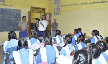 *कलेक्टर व एसपी ने किया फरहदा हाईस्कूल का औचक निरीक्षण, अव्यवस्था पर जताई कड़ी नाराजगी*  *अनुपस्थित शिक्षकों का वेतन काटने, बीईओ, प्रधानपाठक व समन्वयक को नोटिस जारी करने के दिए निर्देश