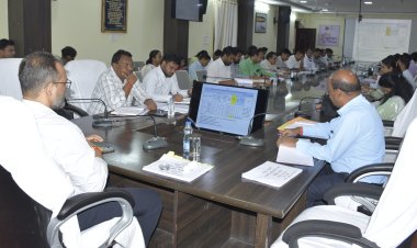 *कलेक्टर ने ली राजस्व अधिकारियों की बैठक*  *गिरदावरी, किसान पंजीयन एवं लंबित राजस्व प्रकरणों के समयबद्ध निराकरण के दिए निर्देश
