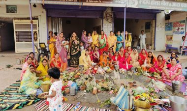 संतान की लंबी उम्र व परिवार की खुशहाली के लिए माताओं ने दिनभर व्रत रखकर की खमरछठ की पूजा