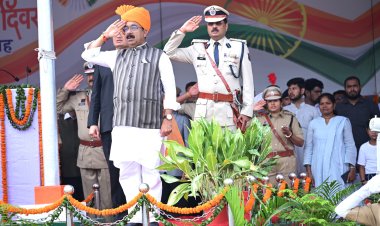 बिलासपुर पुलिस ग्राउंड में उप मुख्यमंत्री अरूण साव ने किया ध्वजारोहण,शहीदों के परिजन, उत्कृष्ट सेवाओं के लिए अधिकारी-कर्मचारी हुए सम्मानित* 13 प्लाटूनों ने भव्य एवं आकर्षक परेड का किया प्रदर्शन, *स्कूली बच्चों ने दी रंगारंग सांस्कृतिक कार्यक्रम की प्रस्तुति*