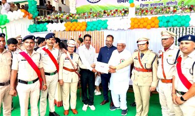 *मुंगेली जिला गठन के बाद पहली बार मुंगेली पुलिस की स्वयं की पुलिस बैंड पार्टी की धुन पर किया गया स्वतंत्रता दिवस परेड मार्च-पास्ट*  मुख्य अतिथि ने पुलिस बैंड पार्टी को दिया गया प्रशस्ति पत्र