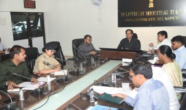 *कलेक्टर ने टीएल बैठक में की फ्लैगशीप योजनाओं की समीक्षा :सभी विभाग प्रमुखो को निर्धारित समय पर कार्यालय पहुंचने दिए निर्देश! तेज साउंड कानफोड़ू डीजे संचालको की ली जानकारी कार्रवाई के निर्देश*