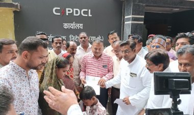 बिजली कटौती से परेशान लोगो ने पंकज शर्मा के नेतृत्व में मुख्य अभियंता को ज्ञापन सौंपा