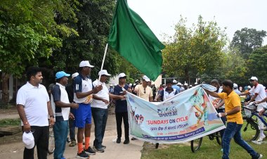 *राष्ट्रीय खेल दिवस के तहत शहर में निकली साइकिल रैली*  *स्कूली छात्र-छात्राओं सहित 300 से अधिक खिलाड़ी हुए शामिल*