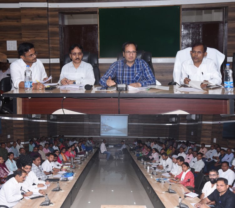 *कलेक्टर ने तखतपुर के फिल्ड स्तर के अधिकारियों की ली बैठक,खेती-किसानी, खाद, एग्रीस्टेक पंजीयन, बीमा की समीक्षा : फसल बीमा कराने की तिथि 14 अगस्त तक बढ़ाई गई*
