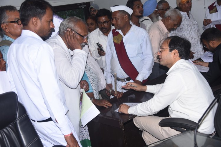 *जन दर्शन: कलेक्टर ने जनदर्शन में सुनी लोगों की समस्याएं, ग्रामीणों ने की उप सरपंच की शिकायत कर बताया शासकीय भूमि पर अवैध कब्जा कर बना रहा दीवार*