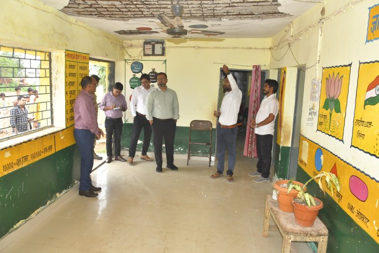 *शासकीय प्राथमिक शाला का प्लास्टर गिरा : मौके पर पहुंचे कलेक्टर* ,घटनाक्रम की ली जानकारी, बच्चों के बेहतर प्राथमिक उपचार के दिए  निर्देश, *जर्जर भवन में कक्षा संचालन शासन के निर्देशों का उल्लंघन,बी.ई.ओ. बी.आर.सी.प्रधान पाठक को थमाया नोटिस*