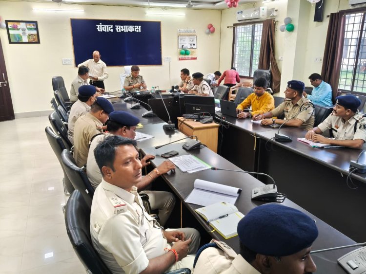 मुंगेली पुलिस अधीक्षक   ने जिले के लंबित अपराधों, शिकायतों, मर्ग व कानून व्यवस्था के संबंध में राजपत्रित एवं थाना/चौकी प्रभारियों की ली क्राईम मीटिंग