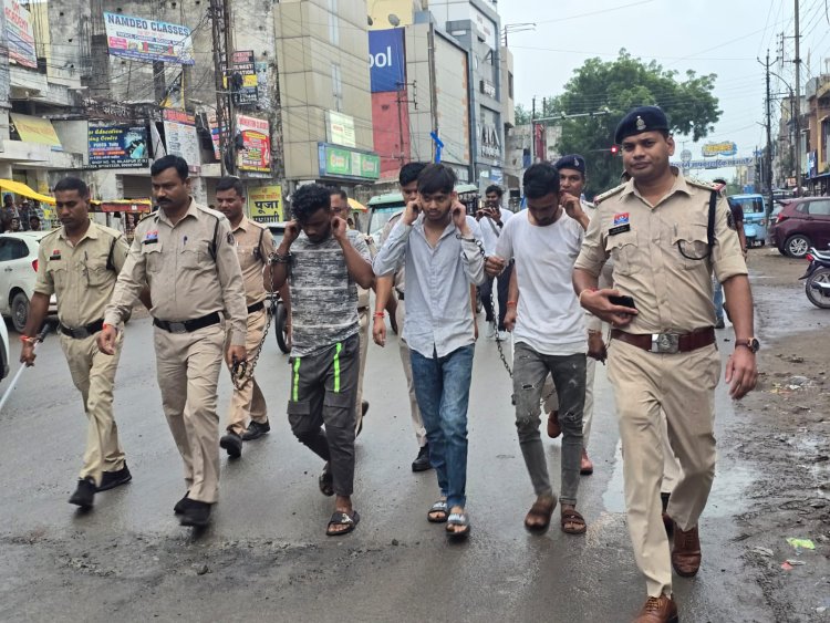 *बाइक टक्कर की बात पर पिता-पुत्र पर चाकू से हमला, तीन बदमाश गिरफ्तार, पुलिस ने निकाला जुलूस।*