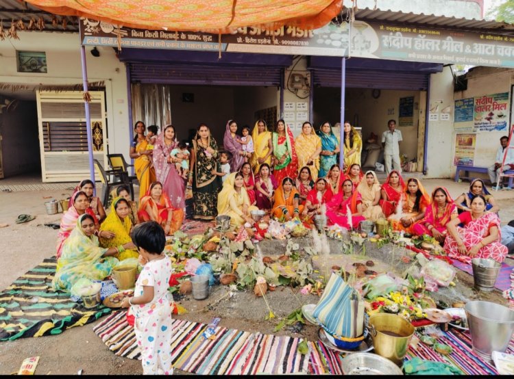संतान की लंबी उम्र व परिवार की खुशहाली के लिए माताओं ने दिनभर व्रत रखकर की खमरछठ की पूजा